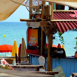 Bar en bois sur fond de mer  - France  - collection de photos clin d'oeil, catégorie rues